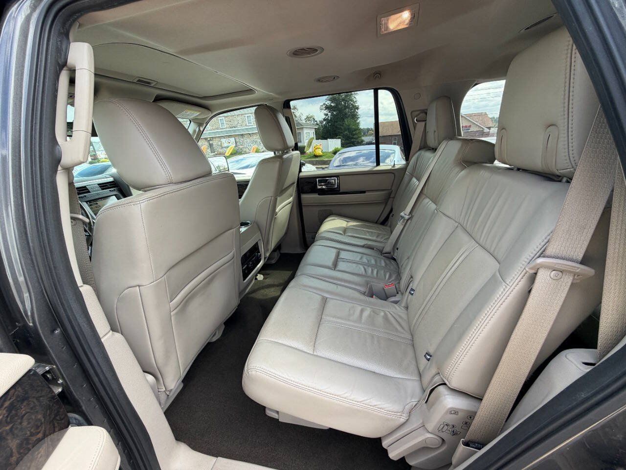 Used 2016 Lincoln Navigator Select RWD image 11
