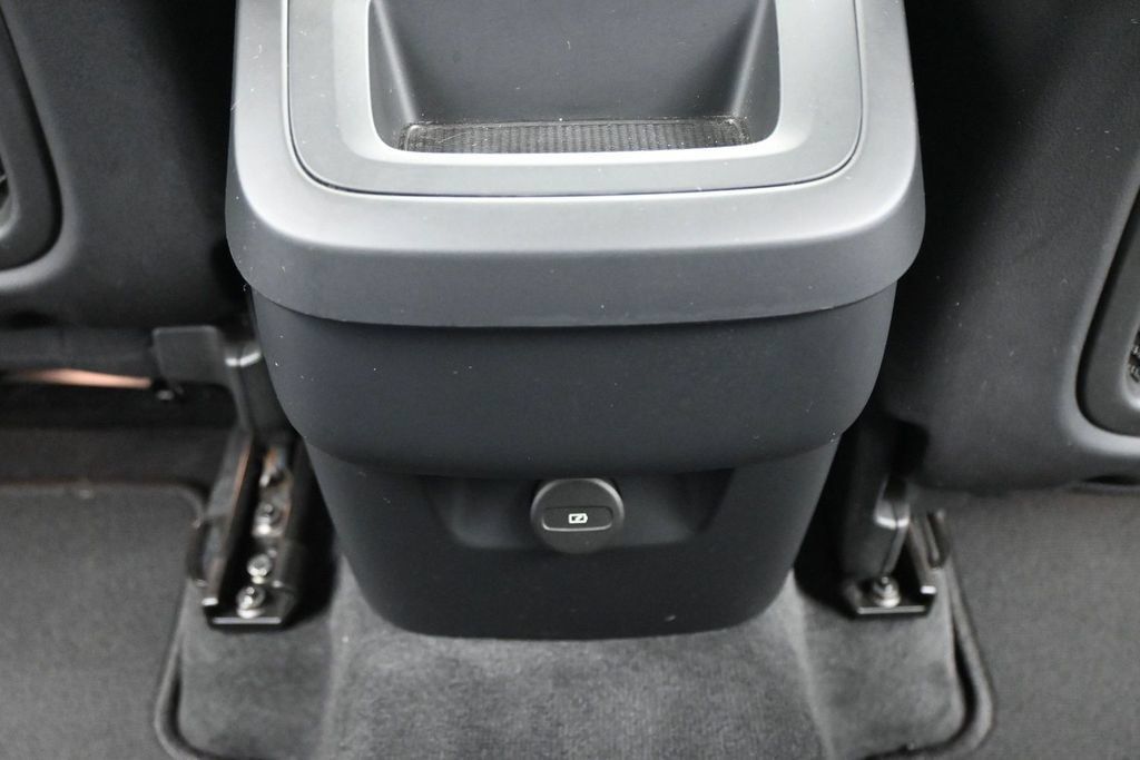 Used 2025 Volvo XC60 B5 Plus AWD/4WD image 23