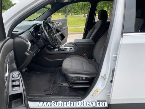 Used 2023 Chevrolet Traverse LT FWD image 16