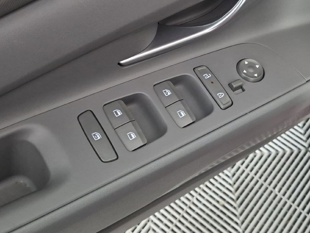 Used 2025 Hyundai Elantra SEL FWD image 16