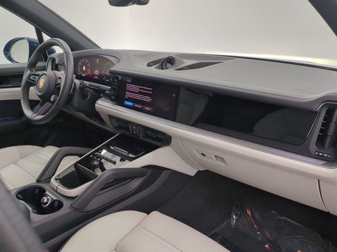 Certified 2025 Porsche Cayenne AWD/4WD image 26