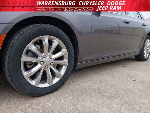 Used 2015 Chrysler 300 Limited w/ Driver Convenience Group image 29