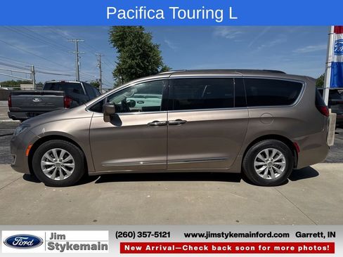 Used 2017 Chrysler Pacifica Touring-L FWD image 4
