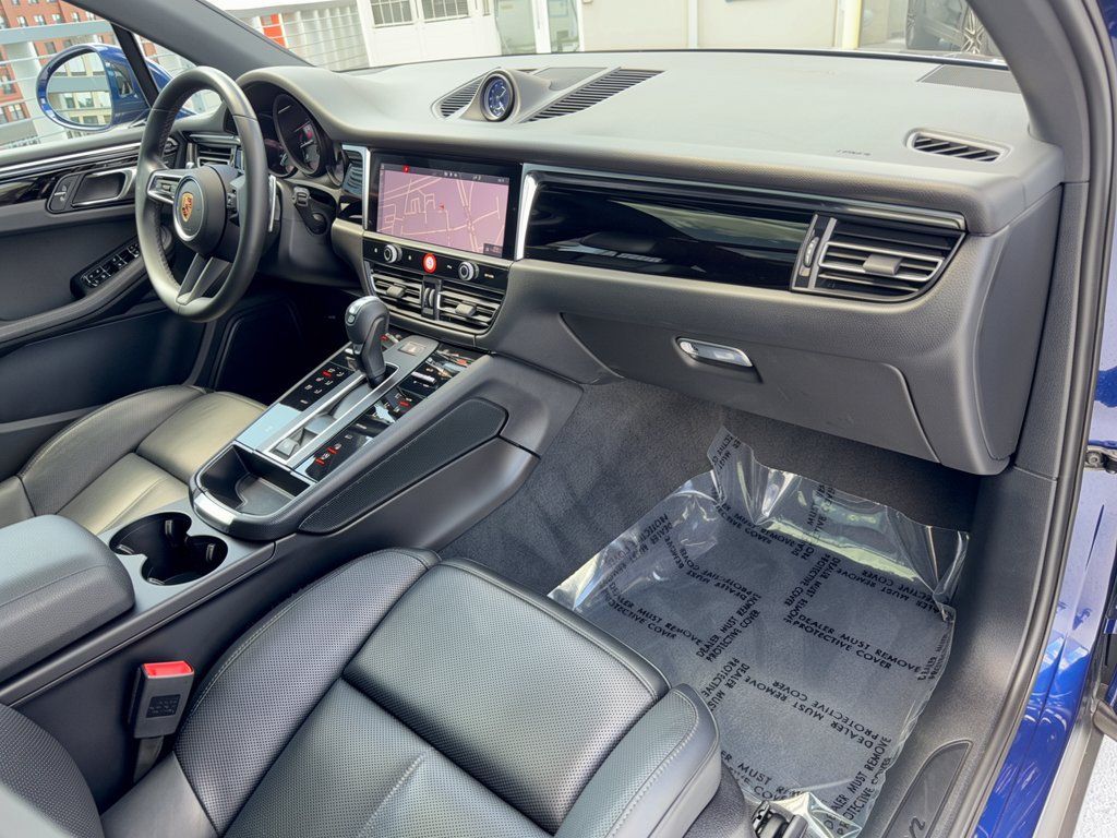 Certified 2024 Porsche Macan AWD/4WD image 31