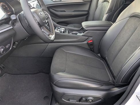 New 2025 Jeep Grand Cherokee Altitude image 11