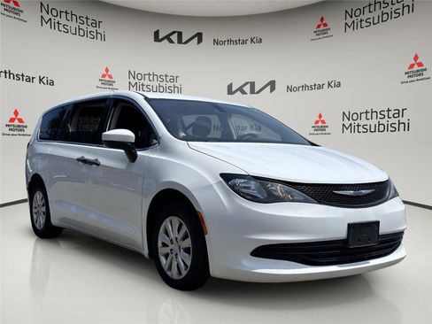 Used 2020 Chrysler Voyager L image 5