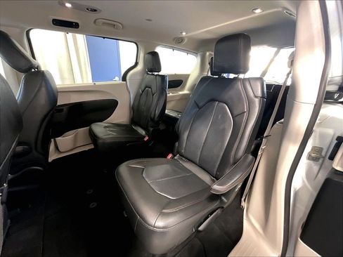 Used 2018 Chrysler Pacifica Touring-L FWD image 15