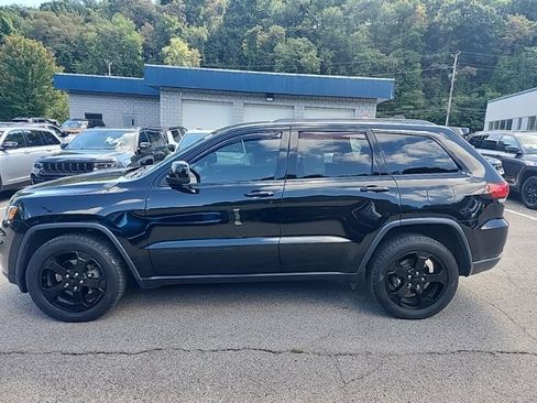 Used 2019 Jeep Grand Cherokee Laredo AWD/4WD image 4