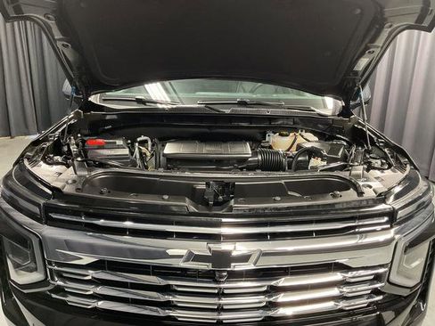Used 2025 Chevrolet Suburban Premier AWD/4WD image 17