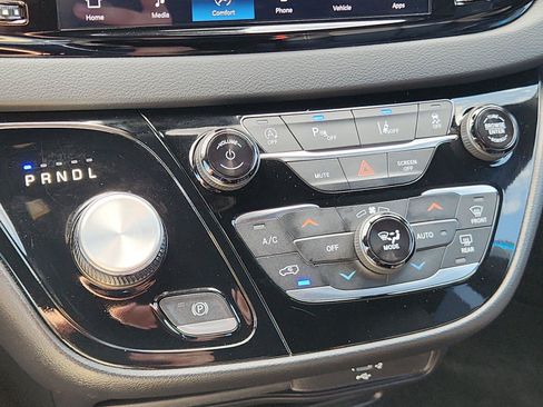 Used 2026 Chrysler Pacifica Select FWD image 24