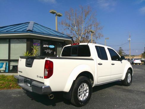 Used 2017 Nissan Frontier SV image 5