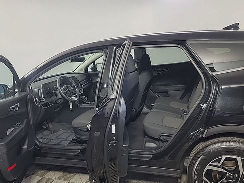 Used 2023 Kia Sportage LX AWD/4WD image 16