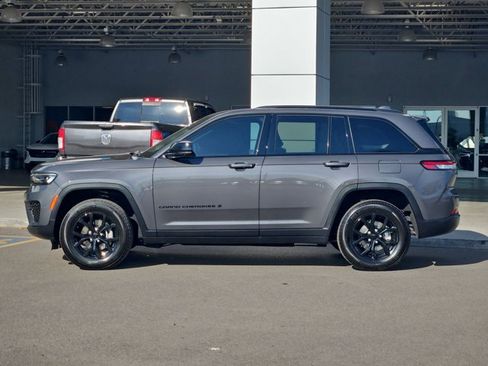 Used 2024 Jeep Grand Cherokee Altitude AWD/4WD image 5
