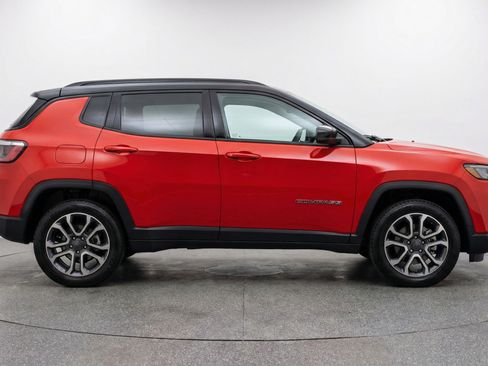 Used 2025 Jeep Compass Trailhawk w/ Trailer Tow Group AWD/4WD image 11