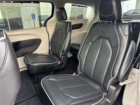 Used 2022 Chrysler Pacifica Limited image 23
