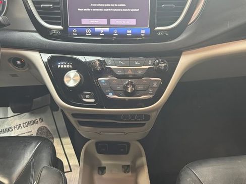 Used 2021 Chrysler Pacifica Touring-L FWD image 17