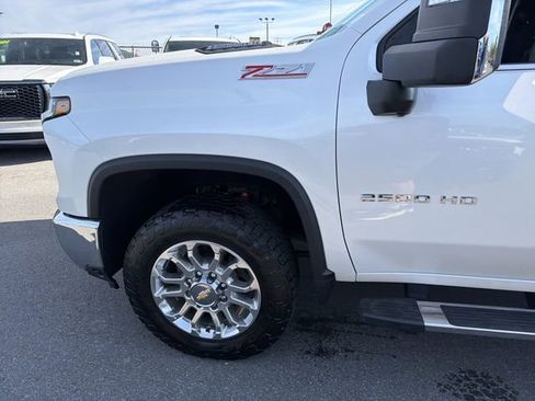 Used 2024 Chevrolet Silverado 2500 LTZ w/ LTZ Convenience Package AWD/4WD image 11