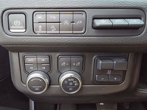 Used 2021 GMC Yukon Denali w/ Denali Ultimate Package AWD/4WD image 11
