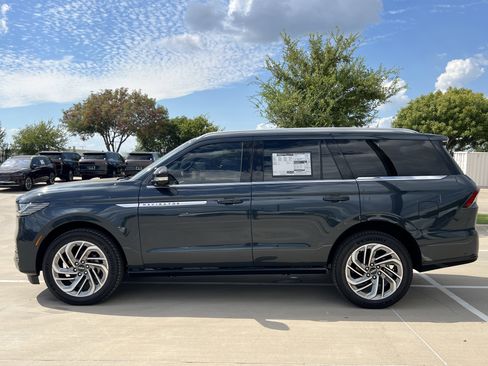 New 2025 Lincoln Navigator Reserve image 4