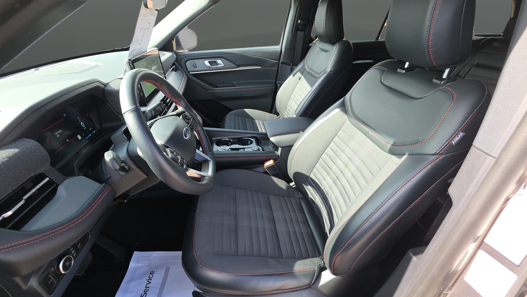 Used 2025 Ford Explorer ST-Line w/ ST-Line Street Pack AWD/4WD image 18