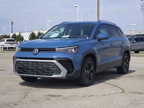 New 2026 Volkswagen Taos SE FWD image 2