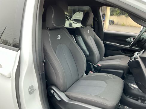 Used 2020 Chrysler Pacifica Touring w/ S Appearance Package image 22