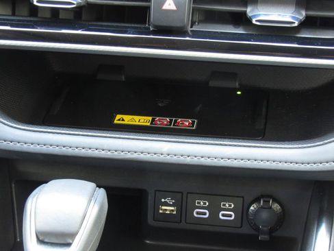 Used 2025 Toyota Highlander Platinum AWD/4WD image 35