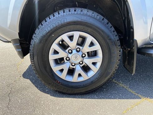 Used 2018 Toyota Tacoma SR5 RWD image 9