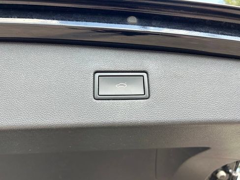 Certified 2022 Volkswagen Tiguan SE R-Line FWD image 34
