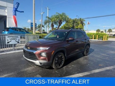 Used 2022 Chevrolet TrailBlazer LT w/ Driver Confidence Package FWD image 3