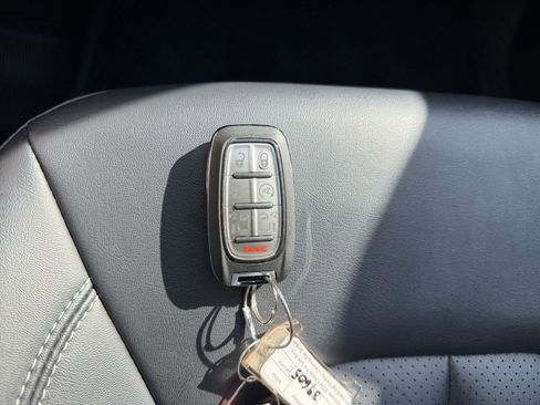 Used 2025 Chrysler Pacifica Select image 21