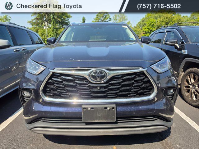 Used 2024 Toyota Highlander Platinum AWD/4WD image 2