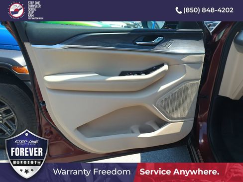 Used 2025 Jeep Grand Cherokee Limited w/ Trailer Tow Package AWD/4WD image 17