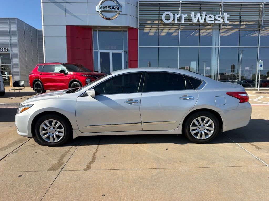 Used 2016 Nissan Altima 2.5 S w/ Power Driver Seat Package FWD image 2