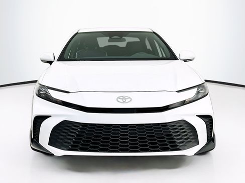 Used 2025 Toyota Camry SE FWD image 2