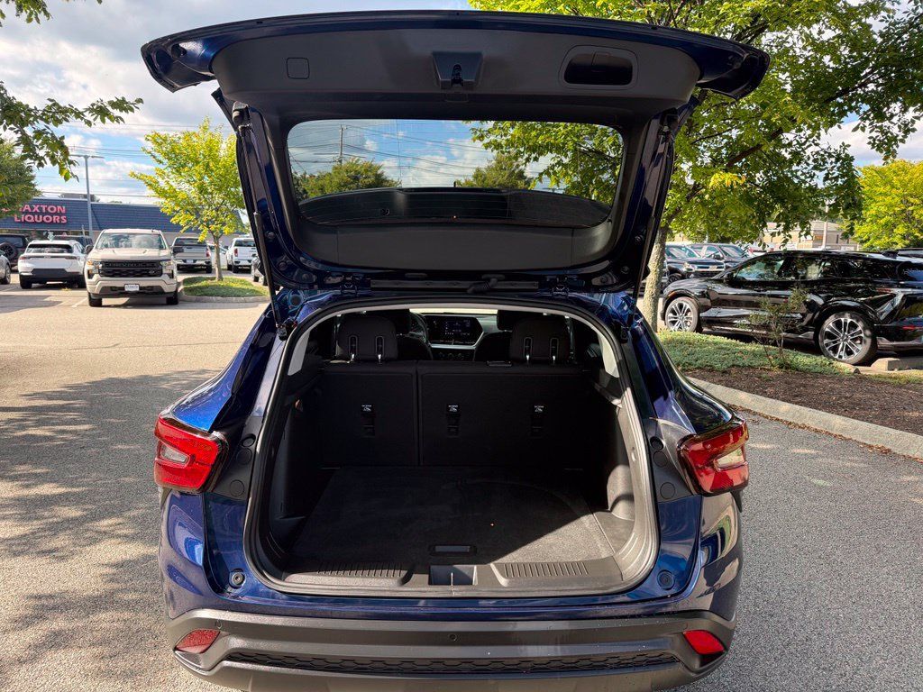 Used 2024 Chevrolet Trax LS w/ LS Convenience Package FWD image 10