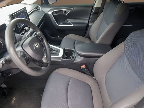 Used 2021 Toyota RAV4 LE FWD image 9