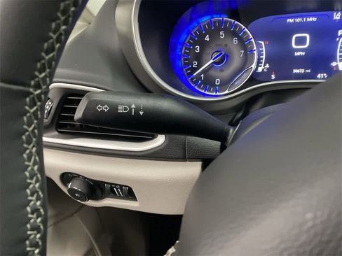 Used 2024 Chrysler Pacifica Touring-L image 23