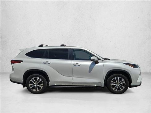 Used 2023 Toyota Highlander XLE AWD/4WD image 4