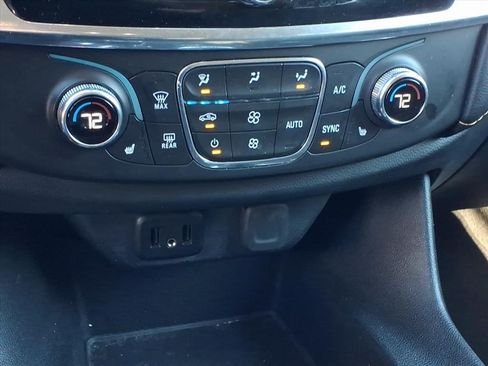 Used 2020 Chevrolet Traverse LT image 21