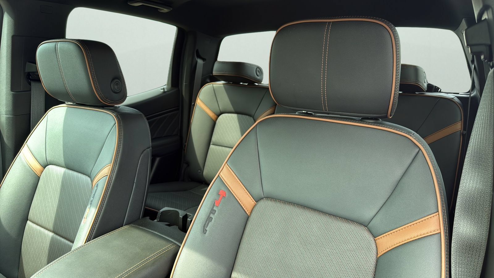 Used 2024 GMC Canyon AT4 w/ AT4 Premium Package AWD/4WD image 9