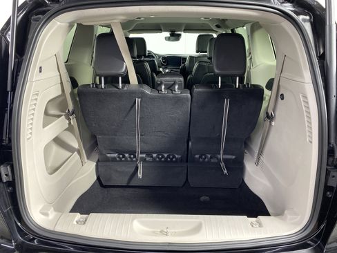 Used 2024 Chrysler Pacifica Touring-L image 34