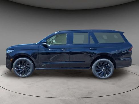 New 2026 Lincoln Navigator Reserve w/ Jet Appearance Package AWD/4WD image 2