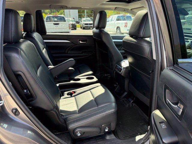 Used 2018 Toyota Highlander XLE AWD/4WD image 32