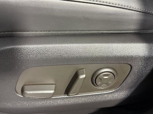 Used 2025 Kia Carnival image 23