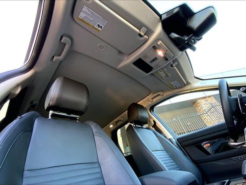 Used 2024 Land Rover Discovery Sport S image 13