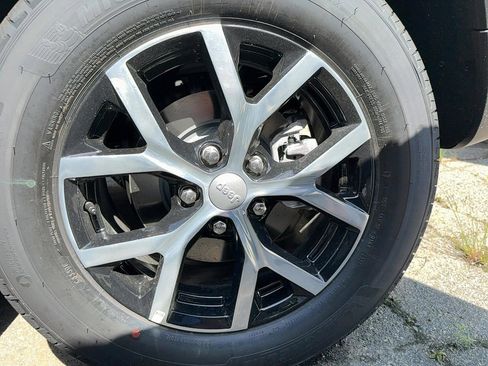 New 2025 Jeep Grand Cherokee Limited image 6