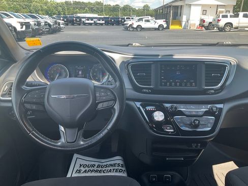 Used 2020 Chrysler Pacifica Touring w/ S Appearance Package FWD image 19