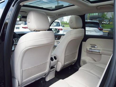 Used 2020 Mercedes-Benz GLB 250 4MATIC w/ Premium Package image 35