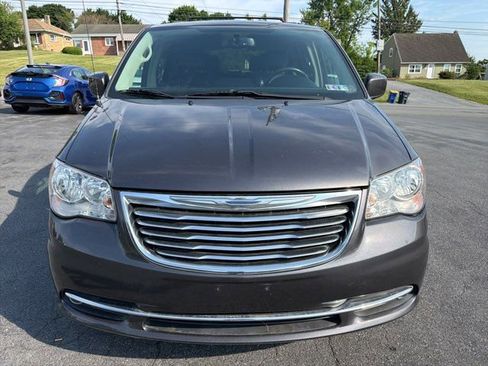 Used 2016 Chrysler Town & Country Touring w/ Driver Convenience Group FWD image 3